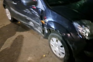 na zdjęciu pojazd z uszkodzeniami