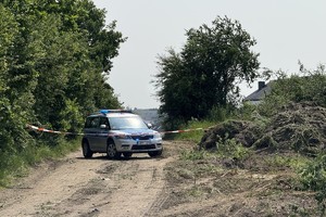 na zdjęciu radiowóz przed taśmą z napisem policja
