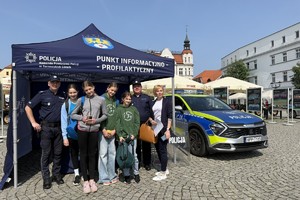 na zdjęciu policjanci z uczestnikami wydarzenia przed namiotem przy radiowozie na tarnogórskim rynku