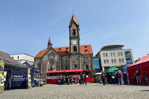 na zdjęciu rynek, namioty służb i autokar do poboru krwi