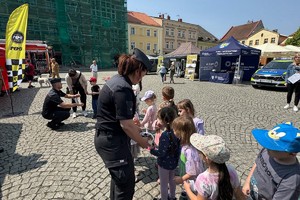 na zdjęciu dzieci i funkcjonariuszka służby więziennej