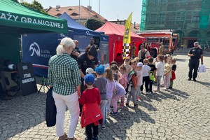 na zdjęciu dzieci przy namiotach służb na tarnogórskim rynku