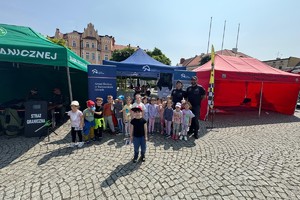 na zdjęciu dzieci z funkcjonariuszami służby więziennej przy namiocie