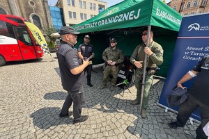 na zdjęciu funkcjonariusze straży granicznej i służby więziennej przy namiocie