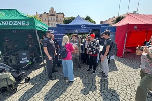 na zdjęciu młodzież przy namiotach służb