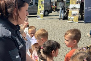 na zdjęciu funkcjonariuszka służby więziennej z dziećmi