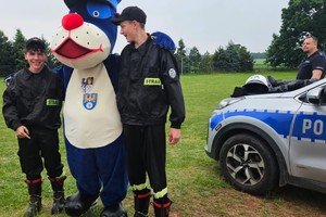 na zdjęciu maskotka sznupek z dziećmi