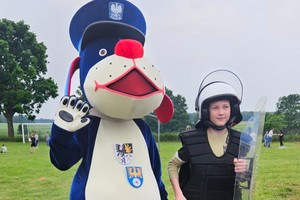 na zdjęciu maskotka sznupek z dzieckiem
