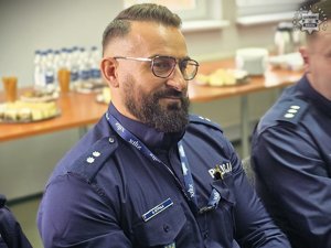 na zdjęciu policjant