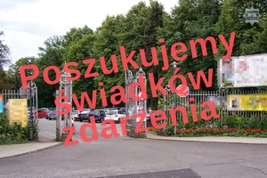 na zdjęciu brama wjazdowa do parku i napis: poszukujemy świadków zdarzenia