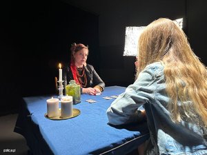 na zdjęciu dwie osoby przy stoliku