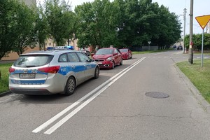 na zdjęciu radiowóz, a przed nim pojazdy uczestniczące w zdarzeniu drogowym