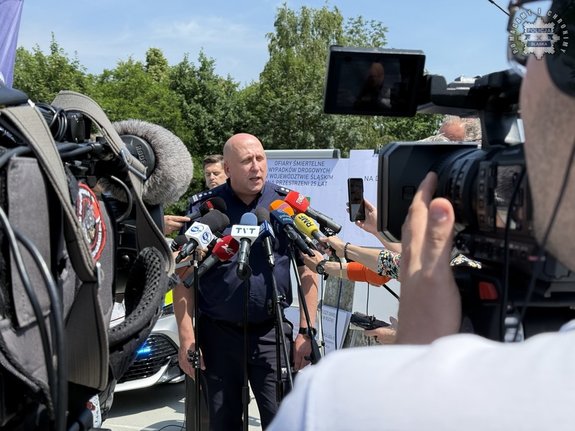 na zdjęciu komendant przy mikrofonach