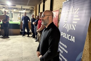 na zdjęciu komendant i instruktor w strzelnicy