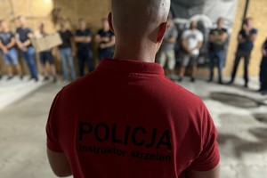 na zdjęciu policyjny instruktor i uczestnicy zawodów