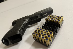 na zdjęciu pistolet i amunicja