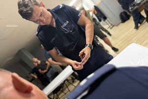 na zdjęciu policjant w trakcie pobierania amunicji