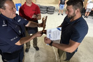 na zdjęciu komendant powiatowy wręcza nagrodę policjantowi