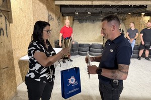 na zdjęciu przewodnicząca związków zawodowych wręcza nagrodę policjantowi