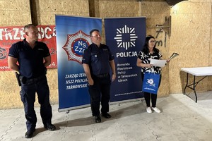 na zdjęciu komendant, instruktor i przedstawiciel związków zawodowych