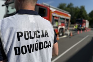 na zdjęciu policjant w kamizelce z napisem policja dowódca