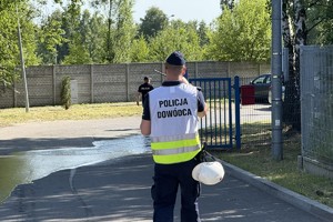 na zdjęciu policjant w kamizelce z napisem policja dowódca