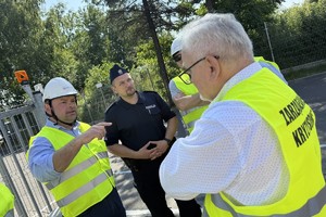 na zdjęciu policjant, burmistrz i inne osoby