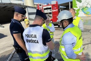 na zdjęciu policjanci i inne osoby
