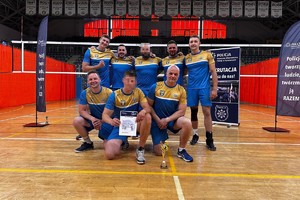 zdjęciu drużyny tarnogórskich policjantów w strojach sportowych na boisku do siatkówki
