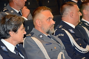 na zdjęciu policjanci w umundurowaniu galowym