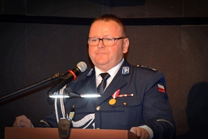 na zdjęciu komendant powiatowy przy mównicy
