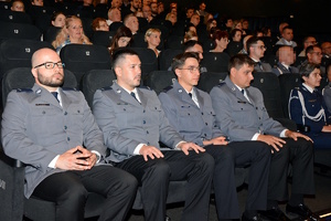 na zdjęciu policjanci i osoby na widowni