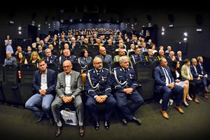 na zdjęciu policjanci i osoby na widowni