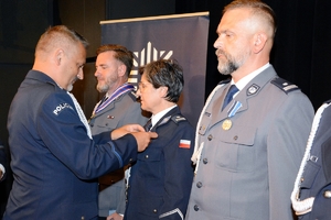 na zdjęciu policjanci odznaczani medalami