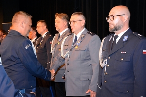 na zdjęciu policjanci odznaczani medalami