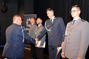 na zdjęciu komendant powiatowy wręcza policjantom wyróżnienia