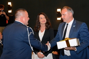 na zdjęciu komendant powiatowy odbierający gratulacje od wicestarosty i członka zarządu powiatu