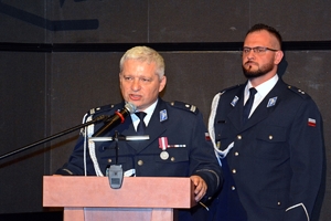 na zdjęciu komendant wojewódzki przy mównicy, za nim lektor