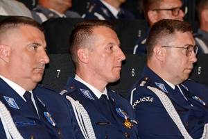 na zdjęciu policjanci na widowni