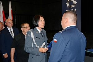 na zdjęciu komendant powiatowy odbierający życzenia od zaproszonych gości