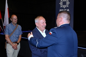 na zdjęciu komendant powiatowy odbierający życzenia od zaproszonych gości