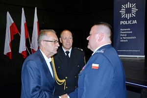 na zdjęciu komendant powiatowy odbierający życzenia od zaproszonych gości