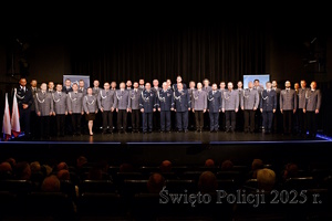 grupowe zdjęcie policjantów na scenie