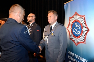 na zdjęciu policjanci w trakcie odznaczania