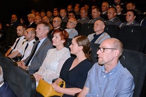 na zdjęciu policjanci i goście na widowni