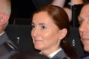 na zdjęciu policjantka na widowni