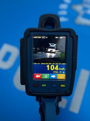 na zdjęciu miernik prędkości z fotografią pojazdu i widocznym oznaczeniem prędkości 104 kilometry na godzinę