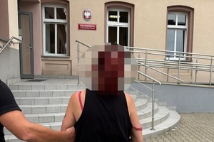 na zdjęciu zatrzymana przed budynkiem prokuratury