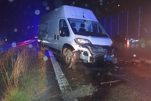na zdjęciu dostawczy bus z uszkodzonym przodem