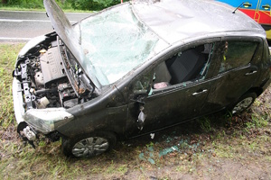 na zdjęciu rozbite auto w rowie